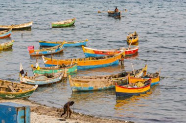 Belgesel yayın. Yaklaşık, Rameswaram, Rameshwaram, Pamban Adası, Tamil Nadu, Hindistan - 2018 Mart. Kimliği belirsiz zavallı yerel geleneksel balıkçı çok küçük renkli ahşap tekne ile sahilde balık. Asya