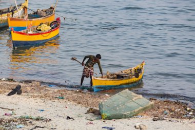 Belgesel yayın. Yaklaşık, Rameswaram, Rameshwaram, Pamban Adası, Tamil Nadu, Hindistan - 2018 Mart. Kimliği belirsiz zavallı yerel geleneksel balıkçı çok küçük renkli ahşap tekne ile sahilde balık. Asya