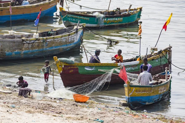 Belgesel başyazı. Rameswaram, Rameshwaram, Pamban Adası, Tamil Nadu, Hindistan - Mart 2018. Tanımlanamayan yoksul yerel Geleneksel balıkçı çok küçük renkli ahşap tekneler ile plajda balıkçılık vardır. Hindistan