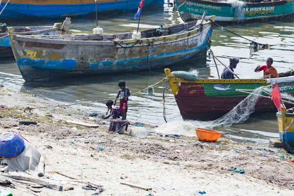 Belgesel başyazı. Rameswaram, Rameshwaram, Pamban Adası, Tamil Nadu, Hindistan - Mart 2018. Tanımlanamayan yoksul yerel Geleneksel balıkçı çok küçük renkli ahşap tekneler ile plajda balıkçılık vardır. Hindistan
