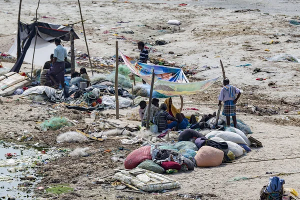 Belgesel yayın. Yaklaşık, Rameswaram, Rameshwaram, Pamban Adası, Tamil Nadu, Hindistan - 2018 Mart. Kimliği belirsiz zavallı yerel geleneksel balıkçı çöp ve inek ve keçi, bezler ile yapılmış çadır altında ortasında sahilde yaşayan.