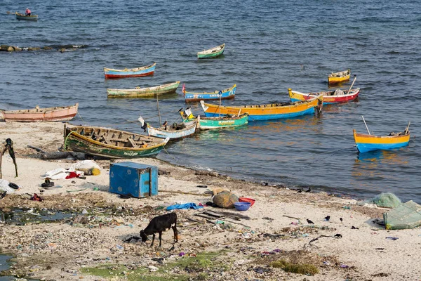 Belgesel yayın. Yaklaşık, Rameswaram, Rameshwaram, Pamban Adası, Tamil Nadu, Hindistan - 2018 Mart. Kimliği belirsiz zavallı yerel geleneksel balıkçı çok küçük renkli ahşap tekne ile sahilde balık. Asya