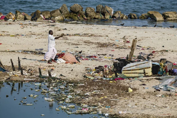 Belgesel yayın. Yaklaşık, Rameswaram, Rameshwaram, Pamban Adası, Tamil Nadu, Hindistan - 2018 Mart. Kimliği belirsiz zavallı yerel geleneksel balıkçı çok küçük renkli ahşap tekne ile sahilde balık. Asya