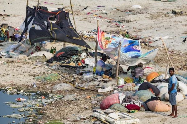 Belgesel yayın. Yaklaşık, Rameswaram, Rameshwaram, Pamban Adası, Tamil Nadu, Hindistan - 2018 Mart. Kimliği belirsiz zavallı yerel geleneksel balıkçı çöp ve inek ve keçi, bezler ile yapılmış çadır altında ortasında sahilde yaşayan.