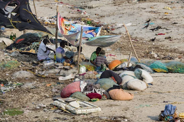 Belgesel yayın. Yaklaşık, Rameswaram, Rameshwaram, Pamban Adası, Tamil Nadu, Hindistan - 2018 Mart. Kimliği belirsiz zavallı yerel geleneksel balıkçı çöp ve inek ve keçi, bezler ile yapılmış çadır altında ortasında sahilde yaşayan.
