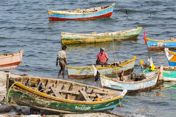 Belgesel yayın. Yaklaşık, Rameswaram, Rameshwaram, Pamban Adası, Tamil Nadu, Hindistan - 2018 Mart. Kimliği belirsiz zavallı yerel geleneksel balıkçı çok küçük renkli ahşap tekne ile sahilde balık. Asya