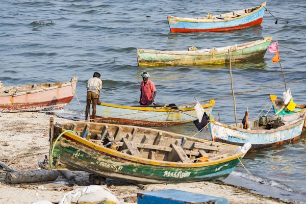 Belgesel yayın. Yaklaşık, Rameswaram, Rameshwaram, Pamban Adası, Tamil Nadu, Hindistan - 2018 Mart. Kimliği belirsiz zavallı yerel geleneksel balıkçı çok küçük renkli ahşap tekne ile sahilde balık. Asya