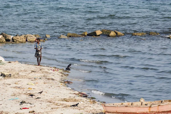 Belgesel yayın. Yaklaşık, Rameswaram, Rameshwaram, Pamban Adası, Tamil Nadu, Hindistan - 2018 Mart. Kimliği belirsiz zavallı yerel geleneksel balıkçı çok küçük renkli ahşap tekne ile sahilde balık. Asya