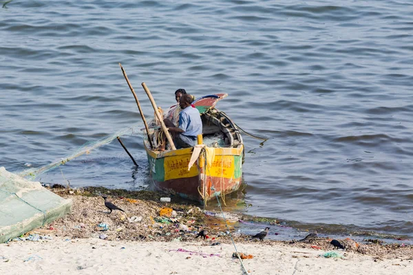 纪录片社论 Rameswaram Rameshwaram 班本海岛 泰米尔纳德邦 3月大约 2018 不明身份的可怜的当地传统渔民正在海滩上用非常小的彩色木船捕鱼 — 图库照片