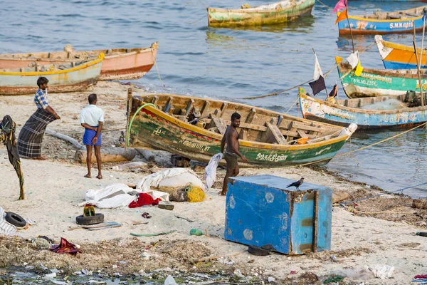 Belgesel yayın. Yaklaşık, Rameswaram, Rameshwaram, Pamban Adası, Tamil Nadu, Hindistan - 2018 Mart. Kimliği belirsiz zavallı yerel geleneksel balıkçı çok küçük renkli ahşap tekne ile sahilde balık. Asya