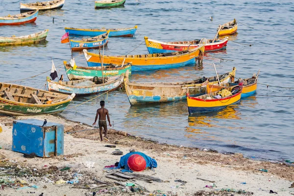 Belgesel yayın. Yaklaşık, Rameswaram, Rameshwaram, Pamban Adası, Tamil Nadu, Hindistan - 2018 Mart. Kimliği belirsiz zavallı yerel geleneksel balıkçı çok küçük renkli ahşap tekne ile sahilde balık. Asya