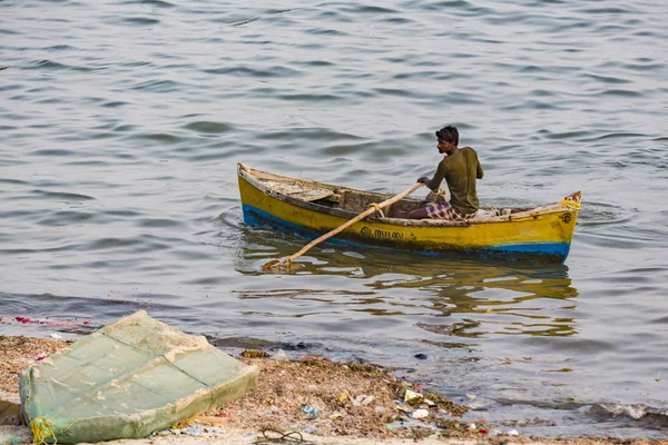 纪录片社论 Rameswaram Rameshwaram 班本海岛 泰米尔纳德邦 3月大约 2018 不明身份的可怜的当地传统渔民正在海滩上用非常小的彩色木船捕鱼 — 图库照片