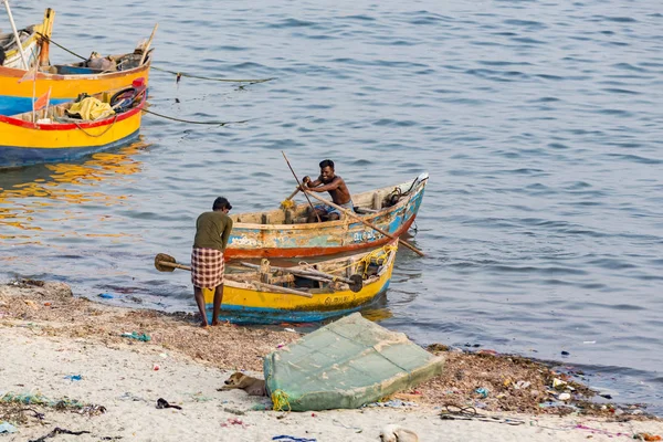 Belgesel yayın. Yaklaşık, Rameswaram, Rameshwaram, Pamban Adası, Tamil Nadu, Hindistan - 2018 Mart. Kimliği belirsiz zavallı yerel geleneksel balıkçı çok küçük renkli ahşap tekne ile sahilde balık. Asya