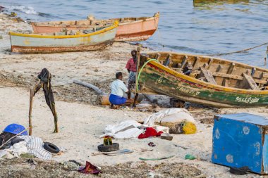 Belgesel yayın. Yaklaşık, Rameswaram, Rameshwaram, Pamban Adası, Tamil Nadu, Hindistan - 2018 Mart. Kimliği belirsiz zavallı yerel geleneksel balıkçı çok küçük renkli ahşap tekne ile sahilde balık. Asya