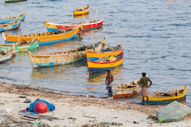 Belgesel yayın. Yaklaşık, Rameswaram, Rameshwaram, Pamban Adası, Tamil Nadu, Hindistan - 2018 Mart. Kimliği belirsiz zavallı yerel geleneksel balıkçı çok küçük renkli ahşap tekne ile sahilde balık. Asya