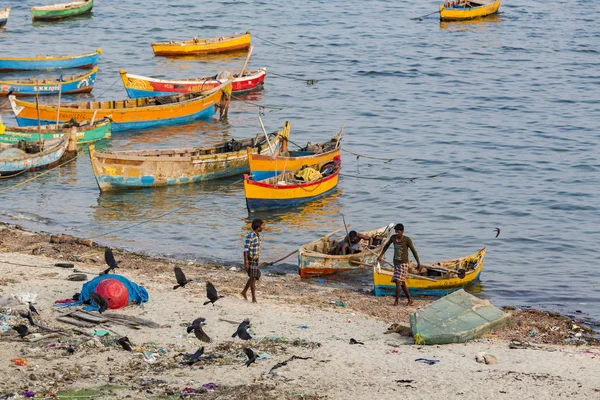 Belgesel yayın. Yaklaşık, Rameswaram, Rameshwaram, Pamban Adası, Tamil Nadu, Hindistan - 2018 Mart. Kimliği belirsiz zavallı yerel geleneksel balıkçı çok küçük renkli ahşap tekne ile sahilde balık. Asya