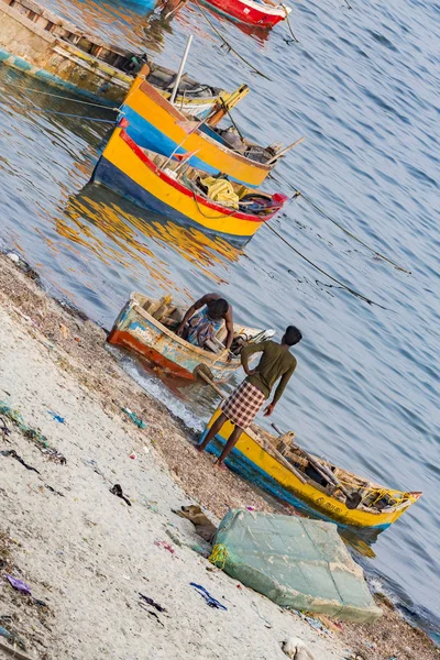 Belgesel yayın. Yaklaşık, Rameswaram, Rameshwaram, Pamban Adası, Tamil Nadu, Hindistan - 2018 Mart. Kimliği belirsiz zavallı yerel geleneksel balıkçı çok küçük renkli ahşap tekne ile sahilde balık. Asya