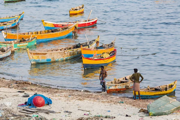 Belgesel yayın. Yaklaşık, Rameswaram, Rameshwaram, Pamban Adası, Tamil Nadu, Hindistan - 2018 Mart. Kimliği belirsiz zavallı yerel geleneksel balıkçı çok küçük renkli ahşap tekne ile sahilde balık. Asya