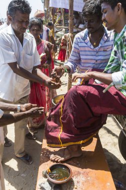 Belgesel yayın. Masi Magam Festivali, Puduchery, Pondichery, Tamil Nadu, Hindistan - 1 Mart 2018. Hint Tanrıları ve teklifleri heykelleri tanımlanamayan brahman adam. Asya