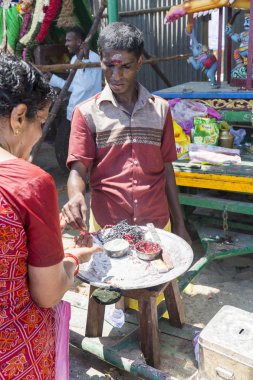 Belgesel yayın. Masi Magam Festivali, Puduchery, Pondichery, Tamil Nadu, Hindistan - 1 Mart 2018. Hint Tanrıları ve teklifleri heykelleri tanımlanamayan brahman adam. Asya