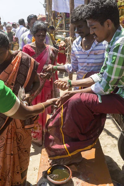 Belgesel yayın. Masi Magam Festivali, Puduchery, Pondichery, Tamil Nadu, Hindistan - 1 Mart 2018. Hint Tanrıları ve teklifleri heykelleri tanımlanamayan brahman adam. Asya