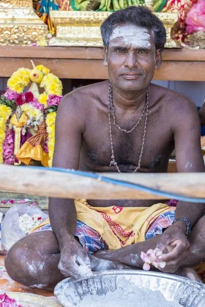Belgesel yayın. Masi Magam Festivali, Puduchery, Pondichery, Tamil Nadu, Hindistan - 1 Mart 2018. Hint Tanrıları ve teklifleri heykelleri tanımlanamayan brahman adam. Asya