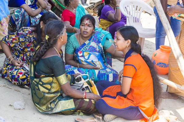 Belgesel yayın. Masi Magam Festivali, Puduchery, Pondichery, Tamil Nadu, Hindistan - 1 Mart 2018. Hint Tanrıları ve teklifleri heykelleri tanımlanamayan brahman adam. Asya