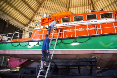 Belgesel yayın görüntü. Yaklaşık, Goury, Lahey burun, Fransa, Avrupa - 2018 olabilir. Hayat tekne garaja, denizin Raz Blanchard, dünyanın en güçlü gelgit akımları, kurtarma işlemi için hazır.