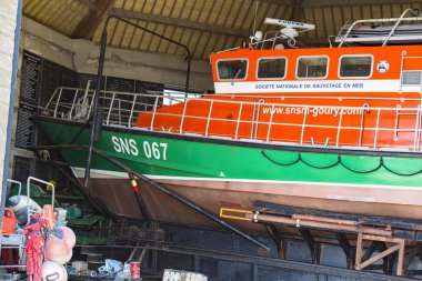 Belgesel yayın görüntü. Yaklaşık, Goury, Lahey burun, Fransa, Avrupa - 2018 olabilir. Hayat tekne garaja, denizin Raz Blanchard, dünyanın en güçlü gelgit akımları, kurtarma işlemi için hazır.