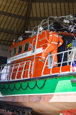 Belgesel yayın görüntü. Yaklaşık, Goury, Lahey burun, Fransa, Avrupa - 2018 olabilir. Hayat tekne garaja, denizin Raz Blanchard, dünyanın en güçlü gelgit akımları, kurtarma işlemi için hazır.