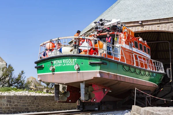 Belgesel yayın görüntü. Yaklaşık, Goury, Lahey burun, Fransa, Avrupa - 2018 olabilir. Hayat tekne gel Raz Blanchard, dünyanın en güçlü gelgit akımları, kurtarma operasyonu için denize gitmek için ray üzerinde Garage.
