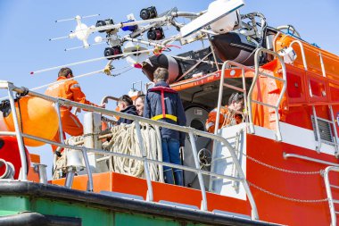 Belgesel yayın görüntü. Goury, Fransa, Avrupa - 2018 olabilir. Kimliği belirsiz deniz ekipleri hayat teknede denizin üzerinde işlem kurtarma için hazır.
