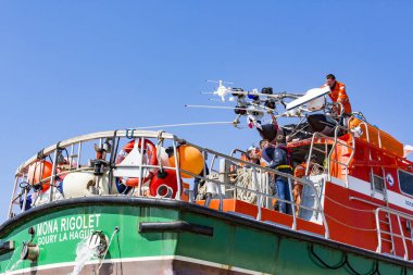 Belgesel yayın görüntü. Goury, Fransa, Avrupa - 2018 olabilir. Kimliği belirsiz deniz ekipleri hayat teknede denizin üzerinde işlem kurtarma için hazır.