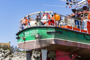 Belgesel yayın görüntü. Goury, Fransa, Avrupa - 2018 olabilir. Kimliği belirsiz deniz ekipleri hayat teknede denizin üzerinde işlem kurtarma için hazır.