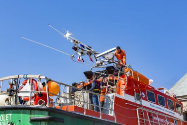 Belgesel yayın görüntü. Goury, Fransa, Avrupa - 2018 olabilir. Kimliği belirsiz deniz ekipleri hayat teknede denizin üzerinde işlem kurtarma için hazır.