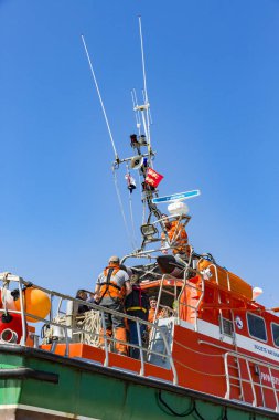 Belgesel yayın görüntü. Goury, Fransa, Avrupa - 2018 olabilir. Kimliği belirsiz deniz ekipleri hayat teknede denizin üzerinde işlem kurtarma için hazır.