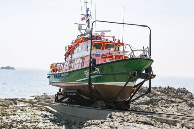 Belgesel yayın görüntü. Yaklaşık, Goury, Lahey burun, Fransa, Avrupa - 2018 olabilir. Hayat tekne gel Raz Blanchard, dünyanın en güçlü gelgit akımları, kurtarma operasyonu için denize gitmek için ray üzerinde Garage.