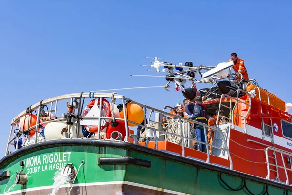 Belgesel yayın görüntü. Goury, Fransa, Avrupa - 2018 olabilir. Kimliği belirsiz deniz ekipleri hayat teknede denizin üzerinde işlem kurtarma için hazır.