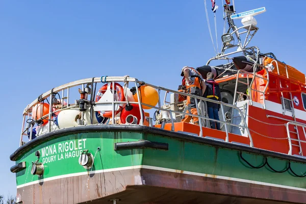 Belgesel yayın görüntü. Goury, Fransa, Avrupa - 2018 olabilir. Kimliği belirsiz deniz ekipleri hayat teknede denizin üzerinde işlem kurtarma için hazır.