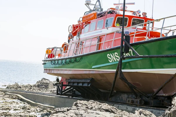 Belgesel yayın görüntü. Yaklaşık, Goury, Lahey burun, Fransa, Avrupa - 2018 olabilir. Hayat tekne gel Raz Blanchard, dünyanın en güçlü gelgit akımları, kurtarma operasyonu için denize gitmek için ray üzerinde Garage.