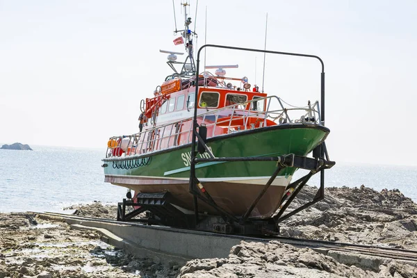 Belgesel yayın görüntü. Yaklaşık, Goury, Lahey burun, Fransa, Avrupa - 2018 olabilir. Hayat tekne gel Raz Blanchard, dünyanın en güçlü gelgit akımları, kurtarma operasyonu için denize gitmek için ray üzerinde Garage.