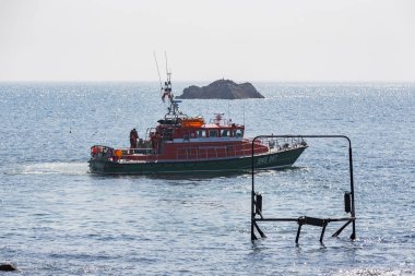 Belgesel yayın görüntü. Yaklaşık, Goury, Lahey burun, Fransa, Avrupa - 2018 olabilir. Deniz, Raz Blanchard, dünyanın en güçlü gelgit akımları, kurtarma işlemi için hazır teknede yaşam.