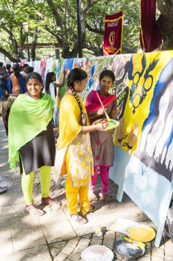 Belgesel yayın. Pondichery, Puduchery, Tamil Nadu, Hindistan - 8 Mart 2018. Uluslararası kadın günü için kimliği belirsiz kız öğrenciler kadın günün açık sembolleri boya vardır. Özgürlük