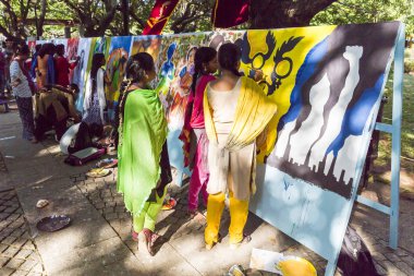Belgesel yayın. Pondichery, Puduchery, Tamil Nadu, Hindistan - 8 Mart 2018. Uluslararası kadın günü için kimliği belirsiz kız öğrenciler kadın günün açık sembolleri boya vardır. Özgürlük