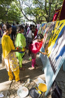 Belgesel yayın. Pondichery, Puduchery, Tamil Nadu, Hindistan - 8 Mart 2018. Uluslararası kadın günü için kimliği belirsiz kız öğrenciler kadın günün açık sembolleri boya vardır. Özgürlük
