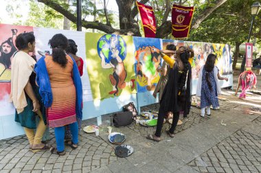 Belgesel yayın. Pondichery, Puduchery, Tamil Nadu, Hindistan - 8 Mart 2018. Uluslararası kadın günü için kimliği belirsiz kız öğrenciler kadın günün açık sembolleri boya vardır. Özgürlük
