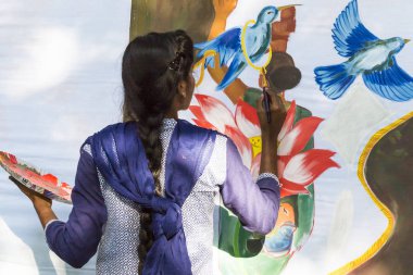 Belgesel yayın. Pondichery, Puduchery, Tamil Nadu, Hindistan - 8 Mart 2018. Uluslararası kadın günü için kimliği belirsiz kız öğrenciler kadın günün açık sembolleri boya vardır. Özgürlük