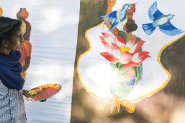 Belgesel yayın. Pondichery, Puduchery, Tamil Nadu, Hindistan - 8 Mart 2018. Uluslararası kadın günü için kimliği belirsiz kız öğrenciler kadın günün açık sembolleri boya vardır. Özgürlük