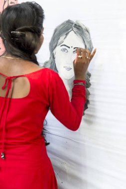 Belgesel yayın. Pondichery, Puduchery, Tamil Nadu, Hindistan - 8 Mart 2018. Uluslararası kadın günü için kimliği belirsiz kız öğrenciler kadın günün açık sembolleri boya vardır. Özgürlük