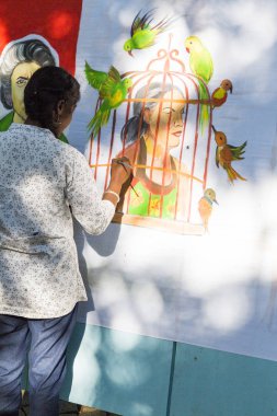 Belgesel yayın. Pondichery, Puduchery, Tamil Nadu, Hindistan - 8 Mart 2018. Uluslararası kadın günü için kimliği belirsiz kız öğrenciler kadın günün açık sembolleri boya vardır. Özgürlük